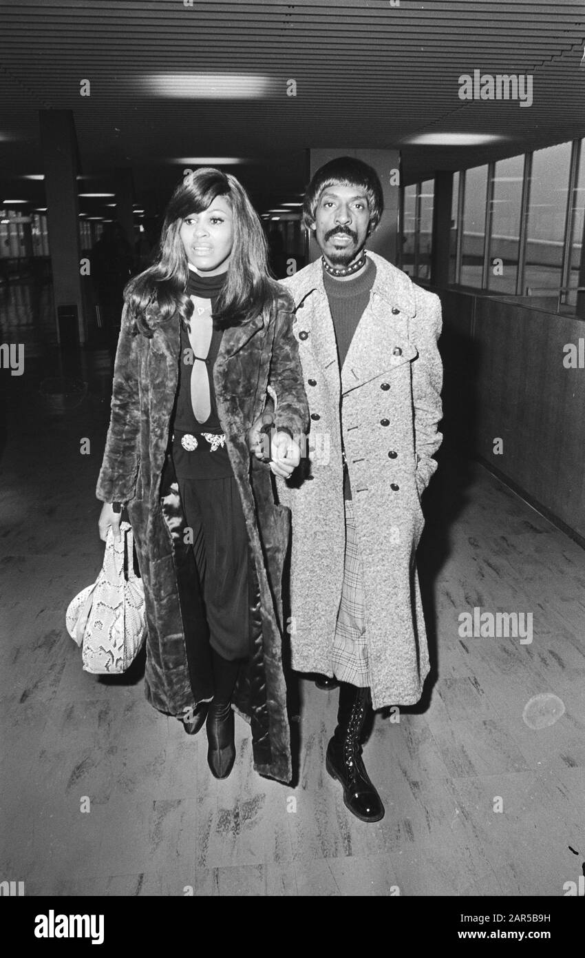American duo Ike and Tina Turner arrive at Schiphol  Ike & Tina Turner Date: 28 January 1971 Location: Noord-Holland, Schiphol Keywords: pop musicians, portraits Personal name: Turner, Ike, Turner, Tina Stock Photo