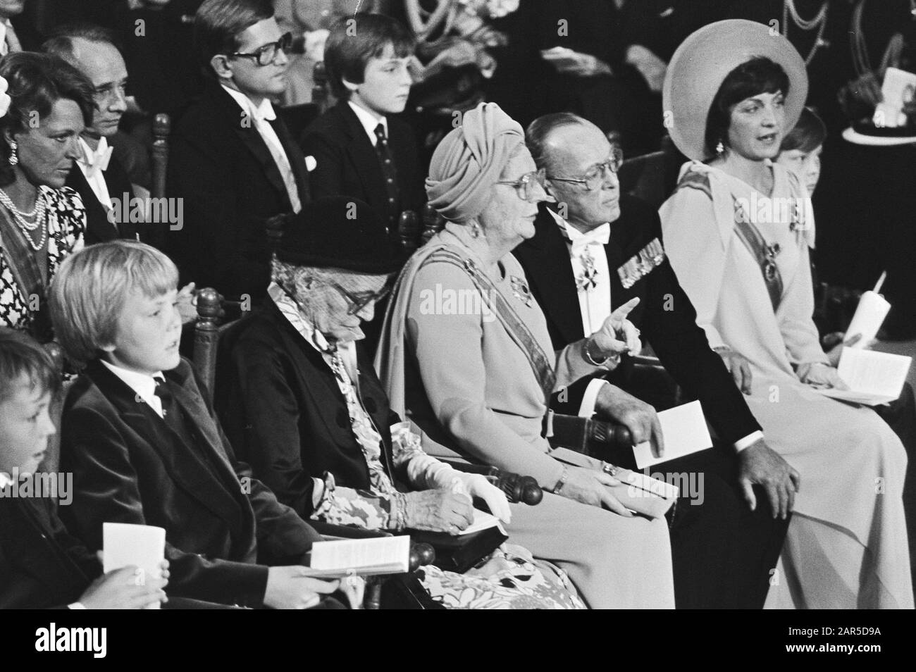 Throne change 30 April 1980 Inauguration in the New Church Annotation: 1st row of Prince Johan-Friso, Prince Willem-Alexander, Mrs. Gösta von Amsberg, Princess Juliana, Prince Bernhard, Princess Margriet Date: 29 July 1980 Location: Amsterdam, Noord-Holland Keywords: inaugurations, churches, succession of throne Personal name: Armgard zur Lippe-Biesterfeld, Bernhard, prince, Juliana, princess, Willem-Alexander, prince Stock Photo