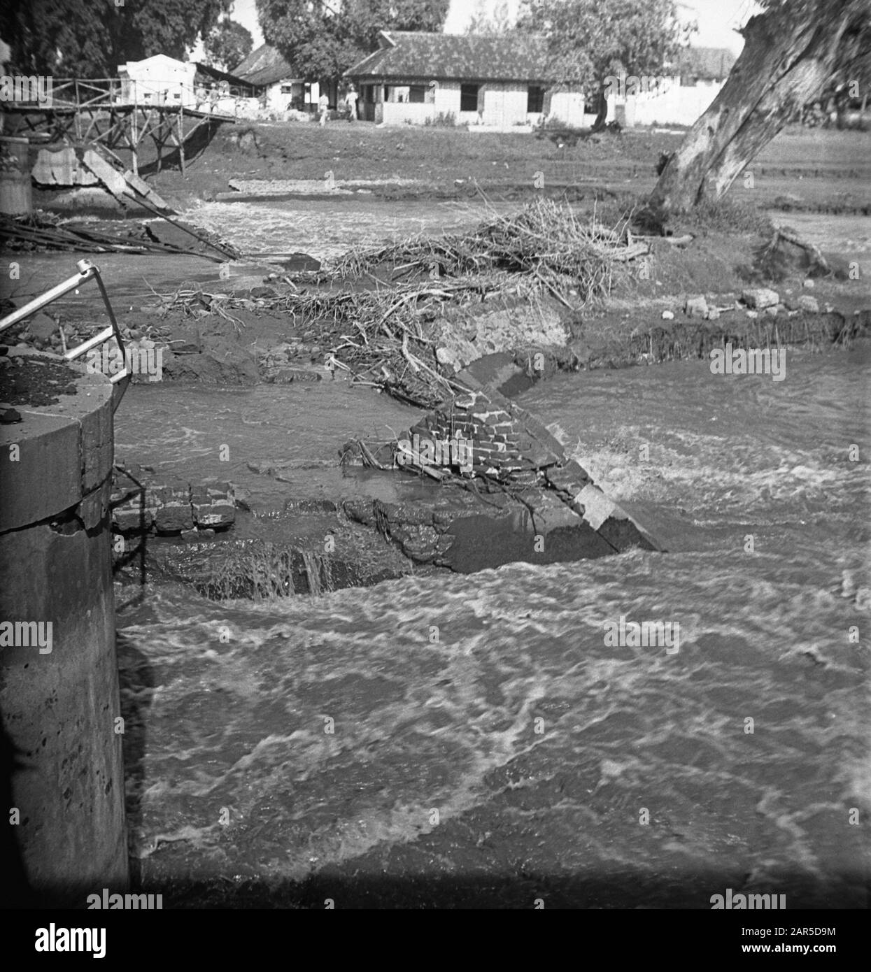Modjokerto Inlet Mengetan And Porong Canal Water Flows Through The Destroyed Lock Date 1947 03 01 Location Indonesia Dutch East Indies Stock Photo Alamy