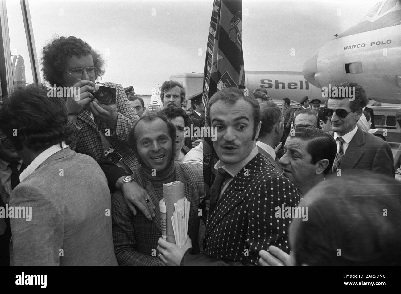 Arrival Inter Milan at Zestienhoven airport for the Europa Cup final against Ajax  Inter Milan footballer Sandro Mazzola with supporters Date: 29 May 1972 Location: Rotterdam, Zuid-Holland Keywords: arrival and departure, sport, supporters, airports, football Personal name: Mazzola, Sandro Institution name: Europa Cup, Inter Milan, Zestienhoven Stock Photo