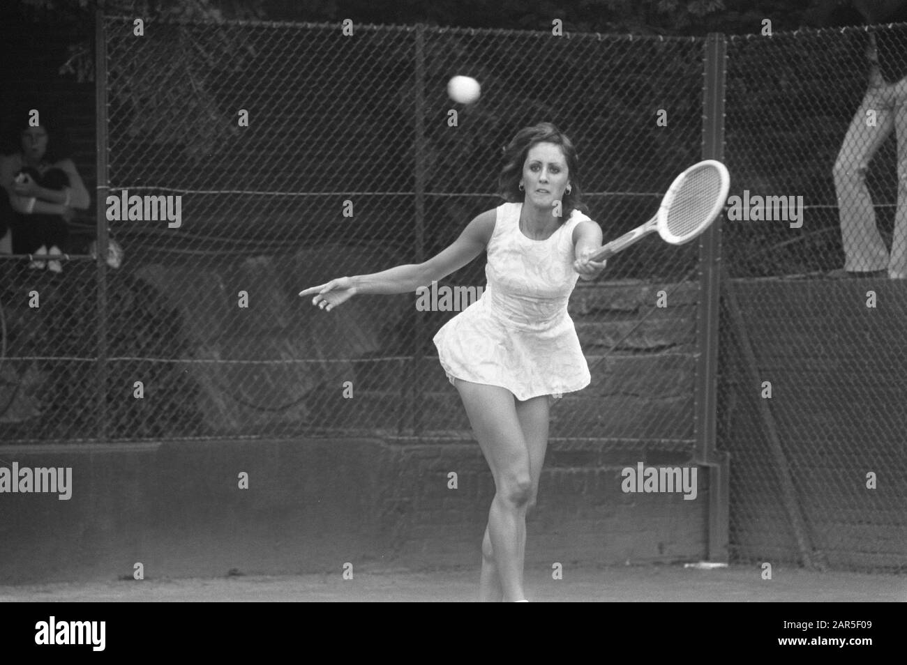 International Tennis Championships Milkhouse at Hilversum, Judith Salome in action Date: July 26, 1972 Location: Hilversum Keywords: Championships, Tennis Personname: Judith Salome Institution name: Melkhuisje,'t Stock Photo