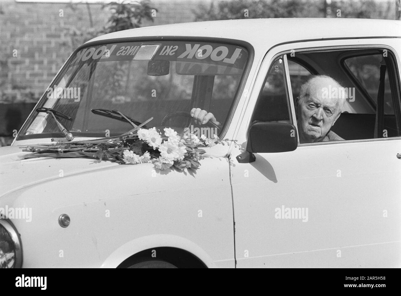 Hundred years and still motorist  Year old man Bander in his car Date: May 31, 1983 Keywords: cars, elderly people Stock Photo