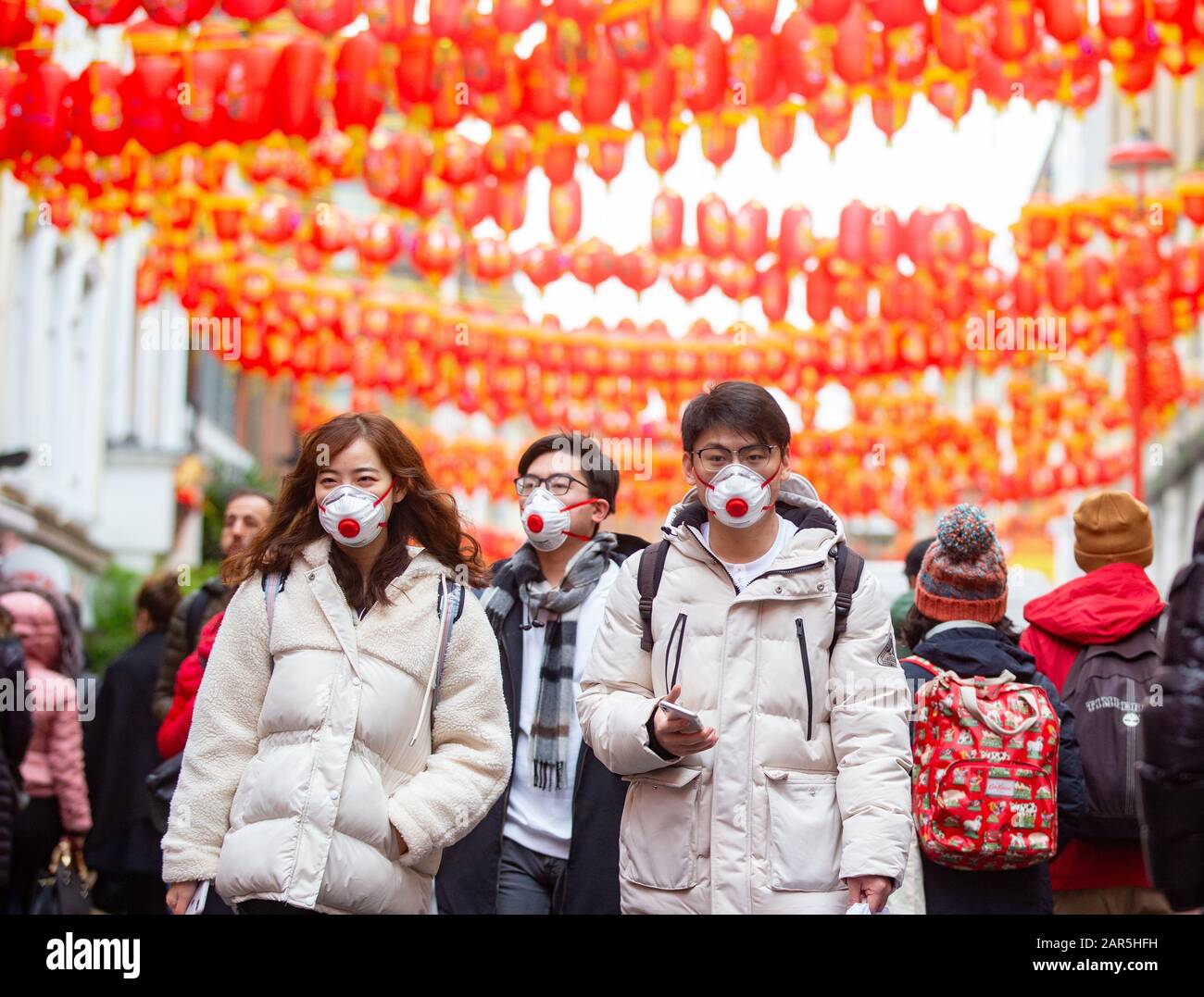 People wearing face masks hi-res stock photography and images - Alamy