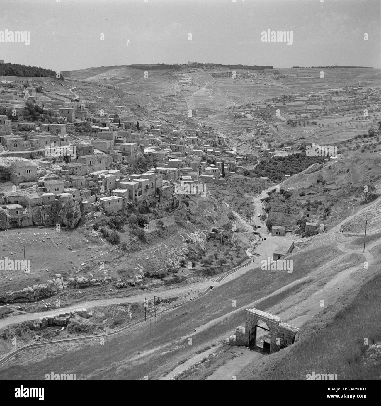 Israel 1948-1949  Jezruzalem. View of the Kedrondal with part of the village of Silwan, ancient Siloan, with right in the foreground the source of the Blessed Virgin Date: 1948 Location: Israel, Jerusalem, Kedrondal, Silwan Keywords: villages, hills, landscapes, valleys, water sources Stock Photo