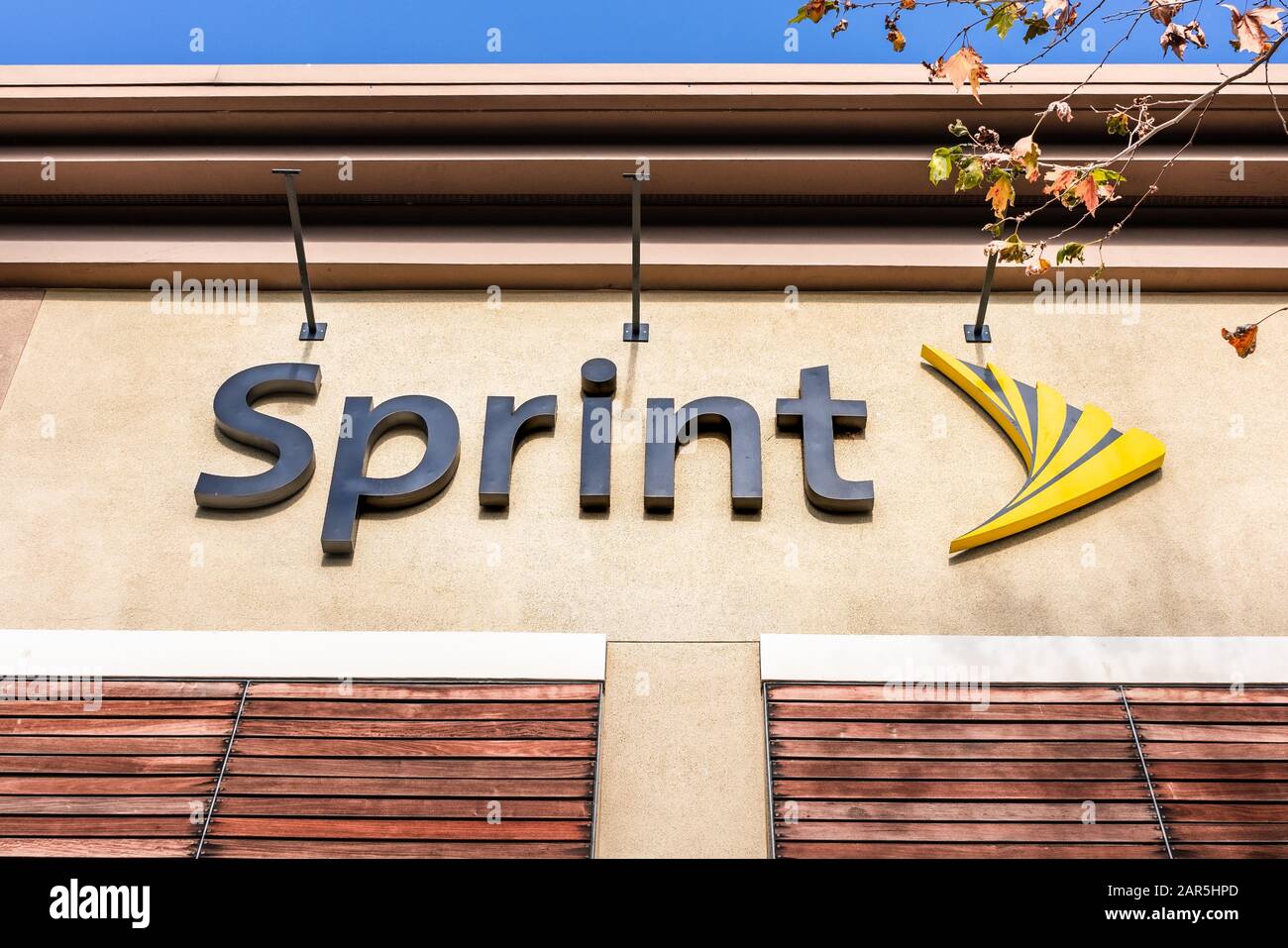 Jan 24, 2020 Mountain View / CA / USA - Sprint logo on a store facade; Sprint Corporation is an American telecommunications company that provides wire Stock Photo
