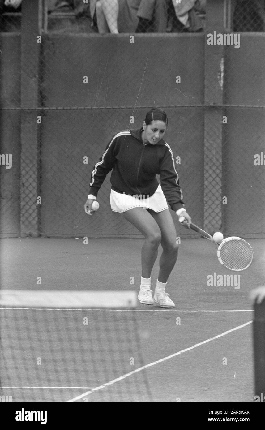 Dutch Tennis Championships 1968  Judith Salome in action Annotation: Marginal negative strip 3, 4 and 5 Date: August 18, 1968 Keywords: Championships, Tennis Personname: Salome, Judith Stock Photo