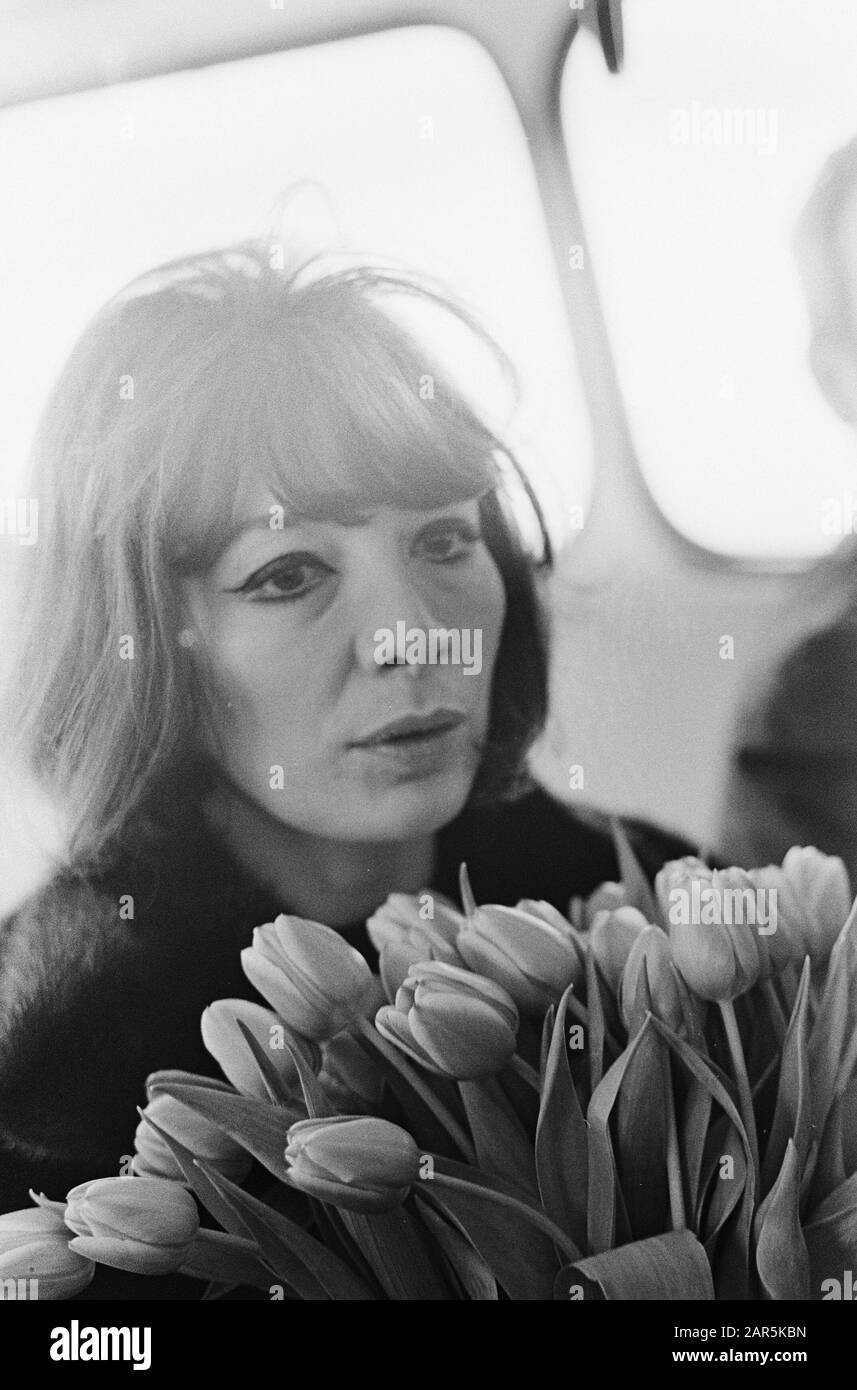 Juliette Greco at Schiphol Date 29 March 1966 Location NoordHolland