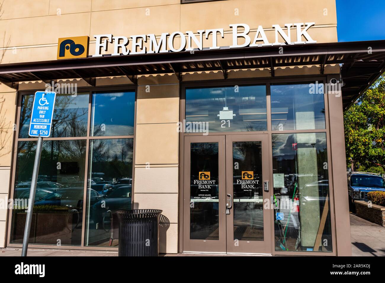 Jan 24, 2020 Mountain View / CA / USA - Fremont Bank branch in San Francisco Bay Area; Fremont Bank is a retail and commercial bank and California mor Stock Photo