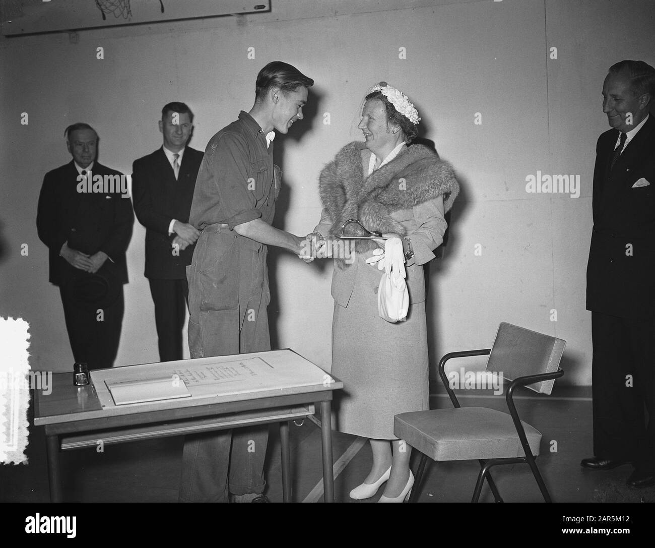 Queen Juliana visits the Havenvakschool (N.V. Thomsens) in Rotterdam Date: 31 May 1954 Location: Rotterdam, Zuid-Holland Keywords: queen Personname: Juliana, Queen Institution name : NV Thomsens Stock Photo