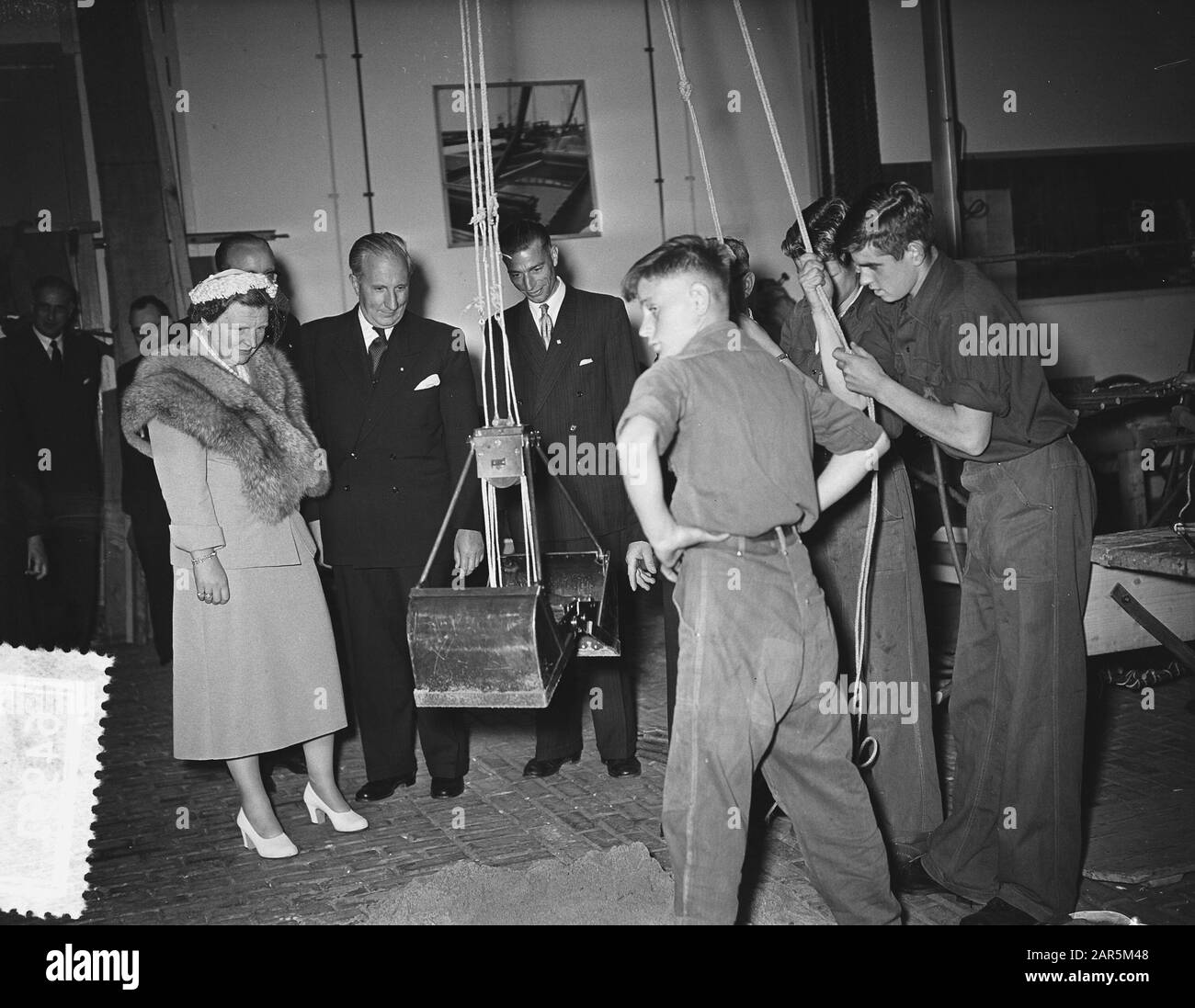 Queen Juliana visits the Havenvakschool (N.V. Thomsens) in Rotterdam Date: 31 May 1954 Location: Rotterdam, Zuid-Holland Keywords: queen Personname: Juliana, Queen Institution name : NV Thomsens Stock Photo