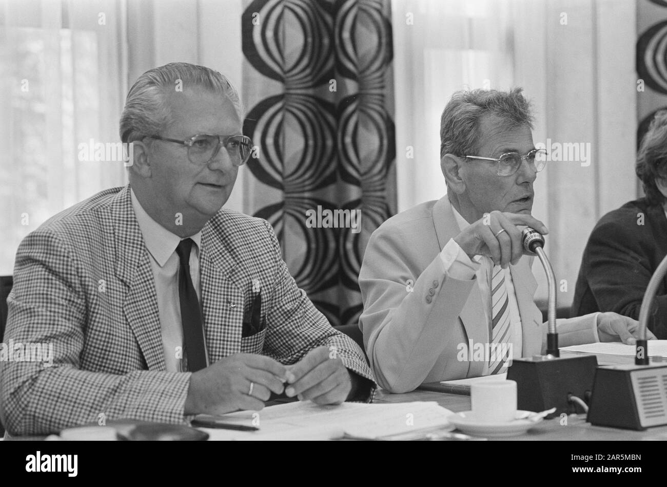 Kamercie. Civil service affairs hear civil service organisations about working conditions policy; CFO Chairman De Jong (l) and Abva/Kabo Vice-President Sanneveld (r)/Date: 1 September 1987 Keywords: Chamber committees, Vice-Chairmen Personal name: CFO-Chairman Institution name: ABVAKabo Stock Photo