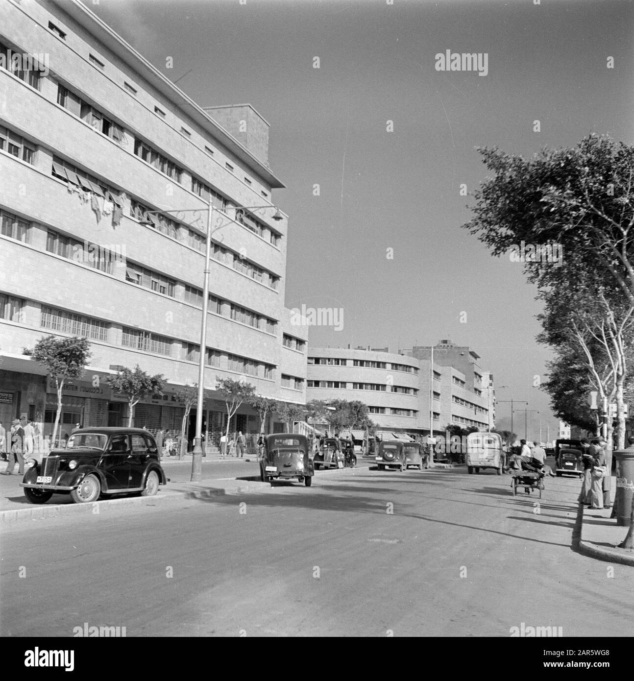 Israel 1948-1949: Haifa  Kingsway, the main street of the port area Date: 1948 Location: Haifa, Israel Keywords: cars, apartment blocks, street images, pedestrian Stock Photo
