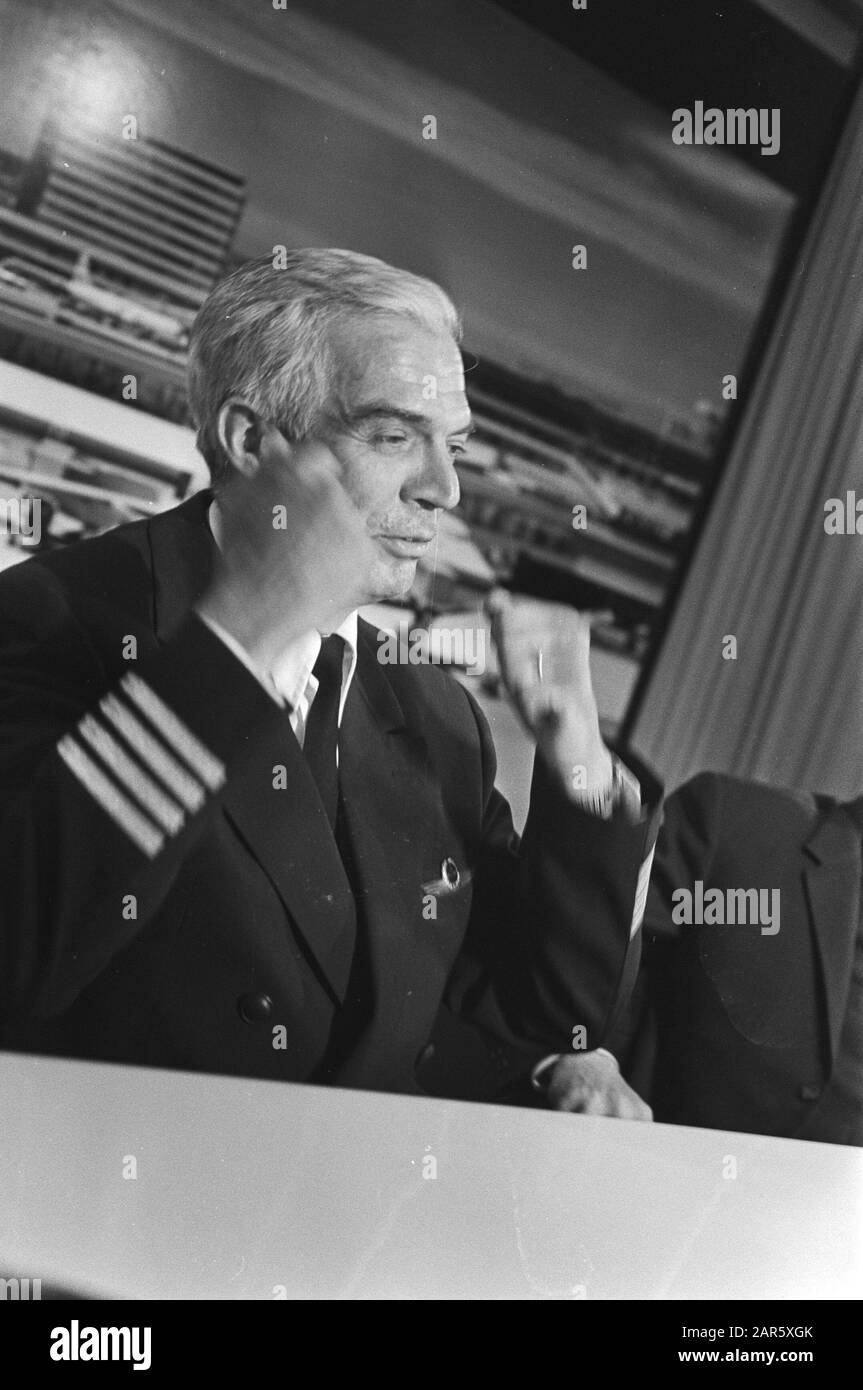 KLM captain Hartog Heys tells press of attack on purser between Doebai and Vienna after arrival at Schiphol Date: 1 April 1976 Location: Noord-Holland, Schiphol Keywords: arrivals, arrivals, etc. attacks, captains, pursers Stock Photo