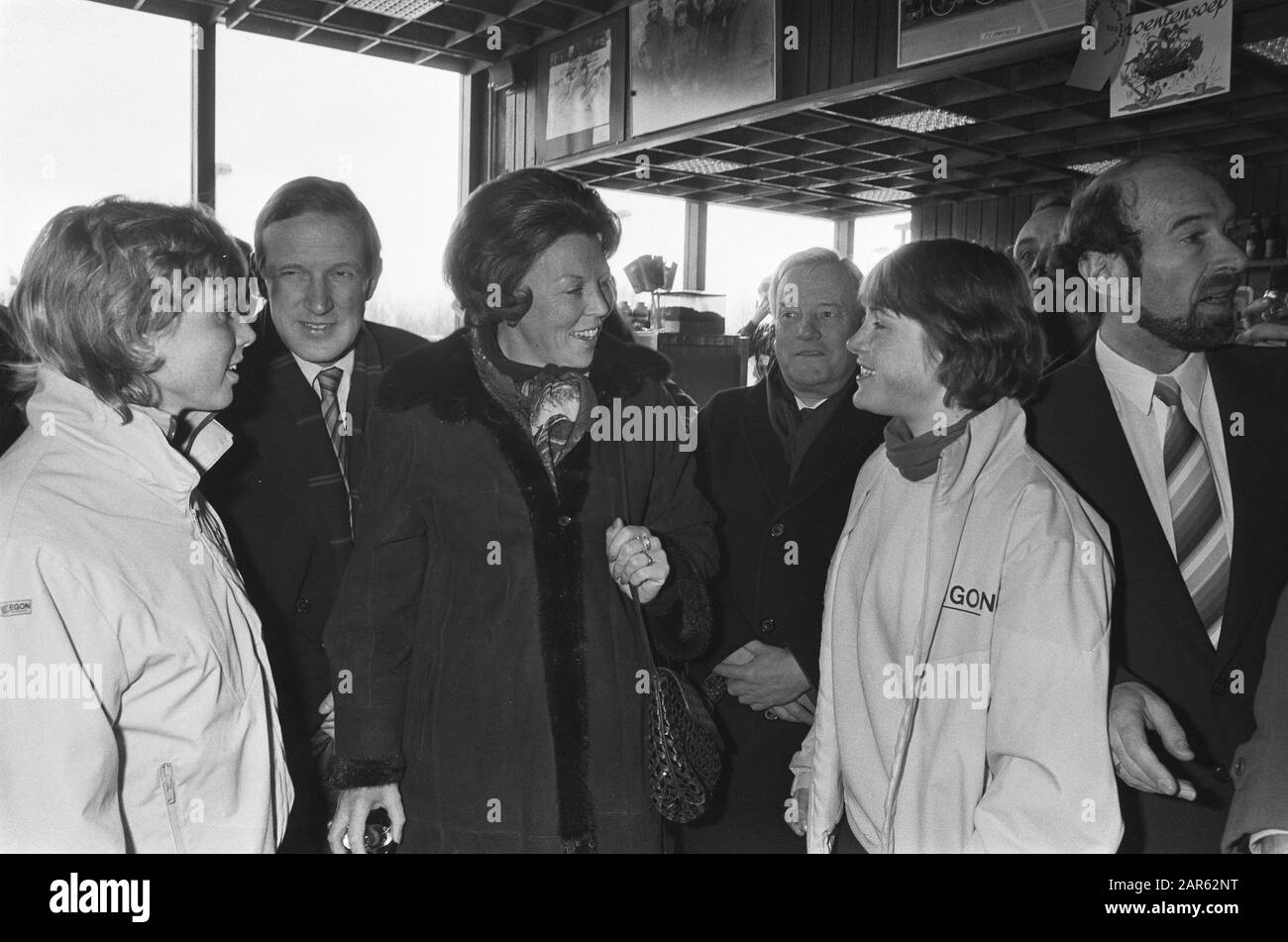 World Ice Skating Women in The Hague  Queen Beatrix, present at part of World Championships skating in conversation with skaters Yvonne van Gennip and Ria Visser Date: 8 February 1986 Location: The Hague, Zuid-Holland Keywords : queens, skating, sports Person name: Beatrix (queen Netherlands), Gennip, Yvonne van, Fisherman, Ria Stock Photo