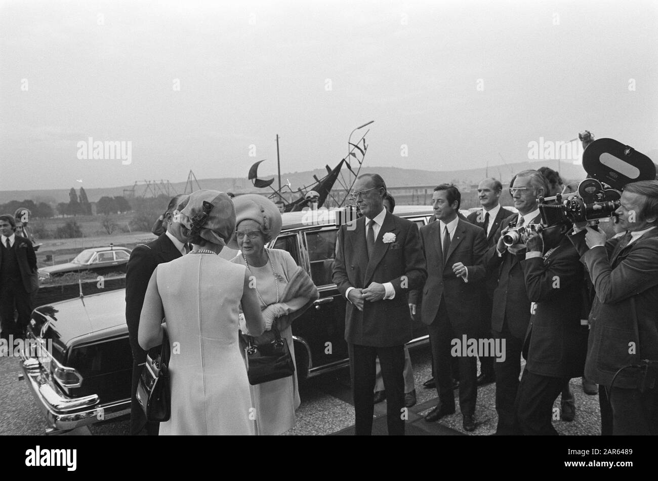 State visit Queen Juliana and Prince Bernhard to West Germany  Queen Juliana and Prince Bernhard visit the Dutch Embassy Date: October 26, 1971 Location: B.R.D., Germany Keywords: embassies, queens, state visits Personal name: Bernhard, prince, Juliana, Queen Stock Photo