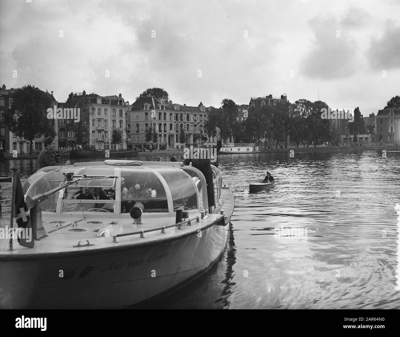 Girls Boy Scouts bring a greeting from their boats to Lady Baden-Powell who is in a canal boat Date: 20 August 1954 Location: Amsterdam, Noord-Holland Keywords: boats, Boy Scout, Boy Scouts, sightseeing boats Personal name: Baden-Powell Stock Photo
