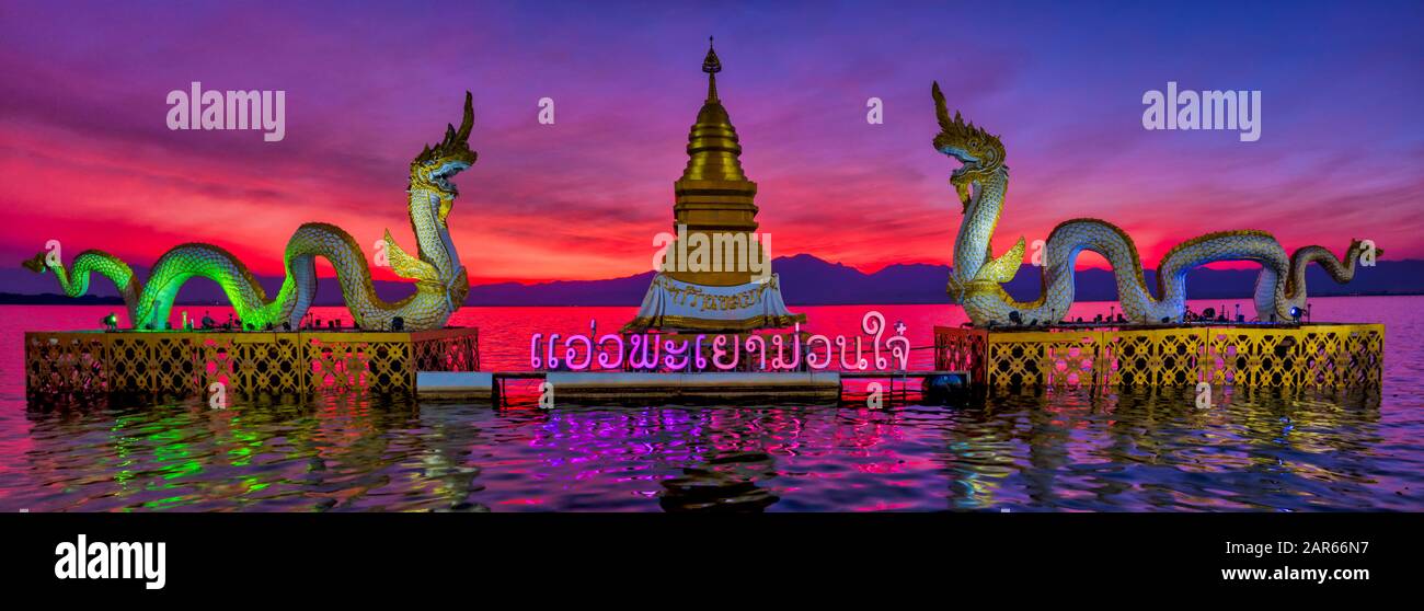 Sunset over the twin golden dragons on Kwan Phayao, Phayao, Thailand Stock Photo
