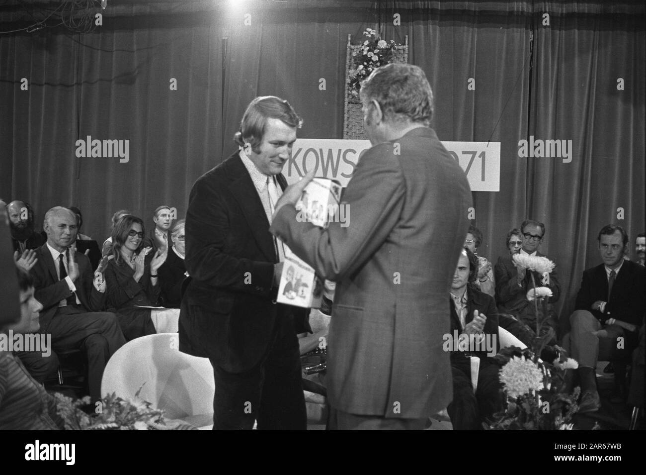 Koos Postema gets Nipkowdisk for TV show A small hour You, in RAI Amsterdam, Postema (l) receive disc from Herman Wigbold (r) Date: September 15, 1971 Location: Amsterdam, Noord-Holland Keywords: TV programs, awards Personal name: Postema, Koos, Wigbold, Herman Institution name: Nipkowdisk Stock Photo