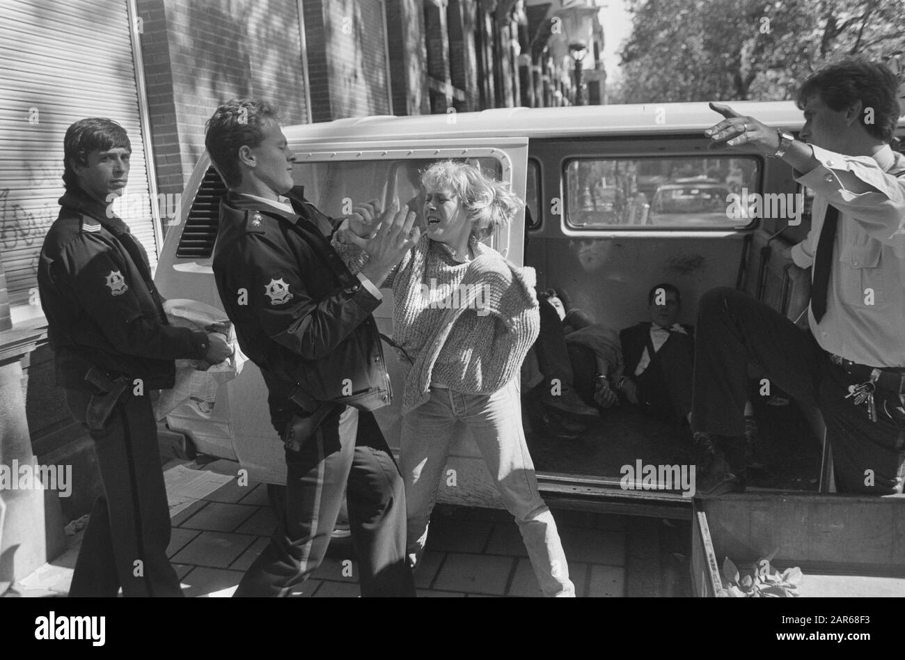 Krakers Conradstraat are removed by police from PVDA office Date: September 14, 1987 Keywords: KRAKERS, POLICE Stock Photo
