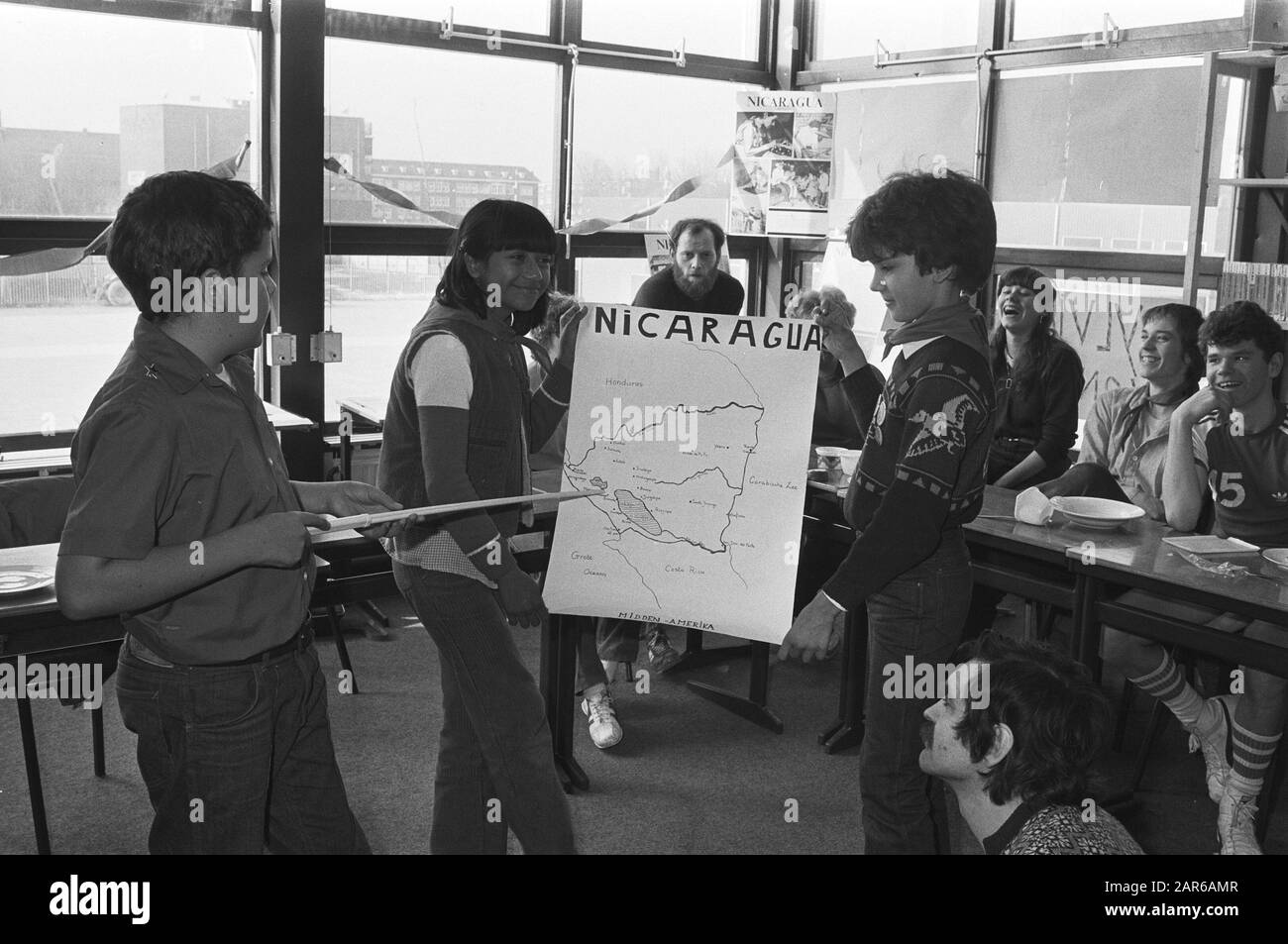 members ver. of Sandinist children ANS from Nicaragua, give Ned. students information about Nicaragua. Emilio (l.) and Sylvia at middle school Date: 19 February 1982 Keywords: Children, CIDDLE SCHOOL, SCHOOLICES, Information Personal name: Ans, SYLVIA Stock Photo