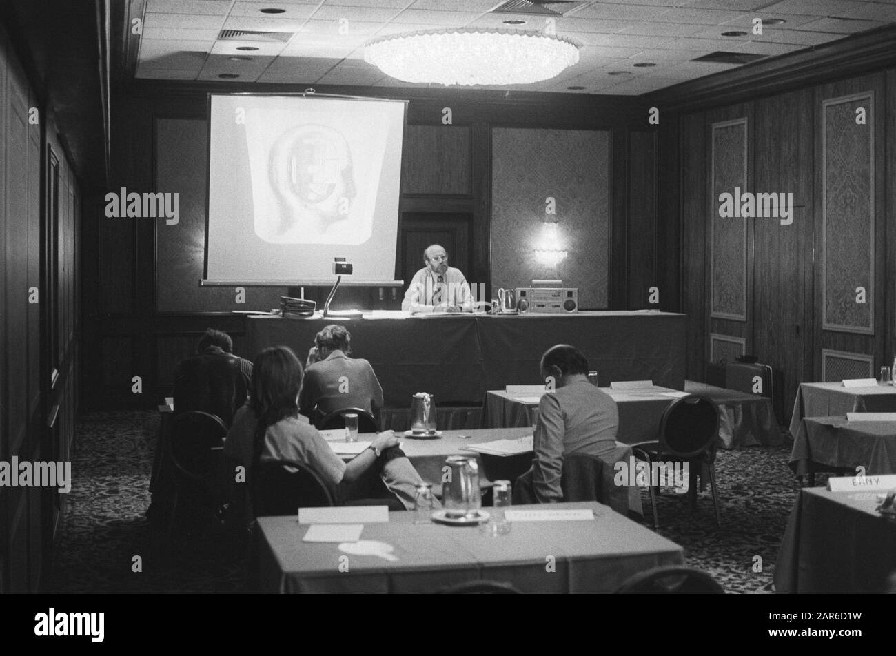 Listening afternoon of the Institute of Social Sciences at the Mariotthotel in Amsterdam Date: September 14, 1982 Location: Amsterdam, Noord-Holland Keywords: slide screens, lectures, speakers, hearers Stock Photo