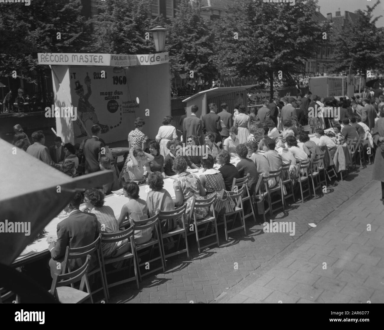 Lunch of 2000 students with Princess Beatrix Leiden Date: 15 June 1960 Location: Leiden, Zuid-Holland Keywords: STUDENTS, lunchen Personal name: Beatrix, princess Stock Photo