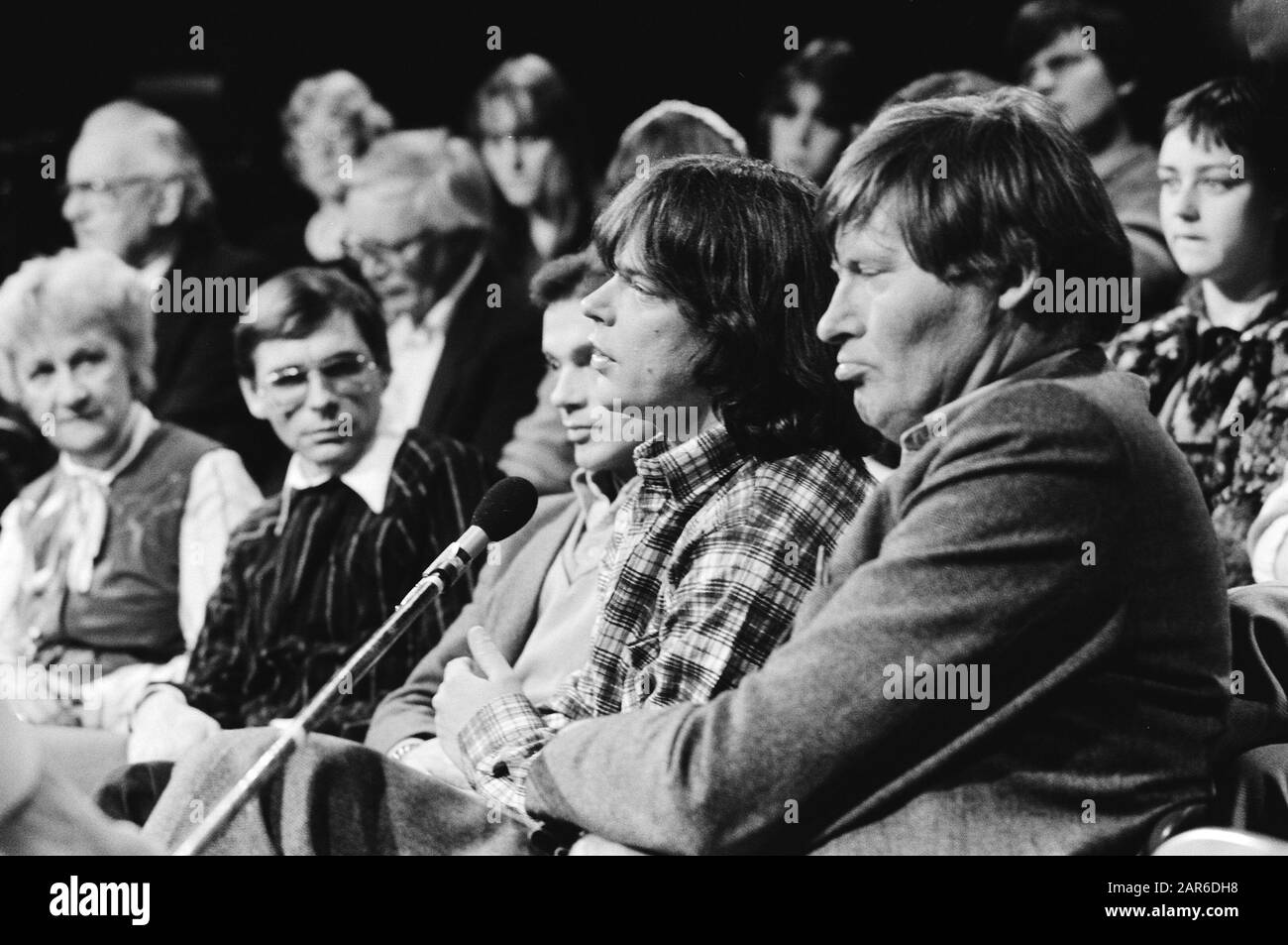 Gerard Reve in the Alles is Anders Show of the KRO after an interview in het Parool  Maker of the interview Boudewijn Büch (m) and editor-in-chief of the Parool Wouter Gortzak (r) Date: January 24, 1983 Keywords : journalists, programmers, television programs Personal name: Buch, Boudewijn, Gortzak, Wouter, Reve, Gerard van de Stock Photo