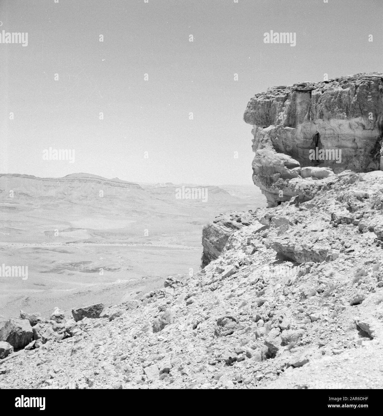 Israel 1960-1965: Negevdesert, the road to Eilat  Makhtesh-Ramon. A glimpse into the valley in a highly eroded mountain landscape. In fact the walls of one of the largest impact craters in the world Date: January 1, 1960 Location: Israel, Negev Keywords: mountains, geology, panoramas, rocks, valleys, deserts Stock Photo
