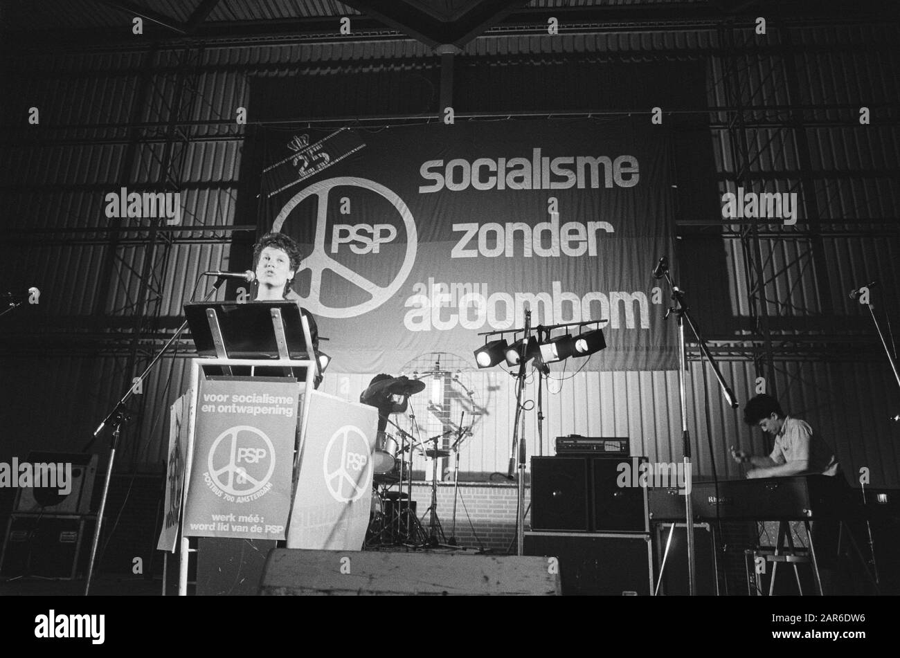 Manifestation 25 years PSP in Expohal in Hilversum; Andrée van Es speaking, with large banner of PSP in background Date: May 22, 1982 Location: Hilversum, Noord-Holland Keywords: events, banners Personal name: Es, Andrée of Institution Name: PSP Stock Photo