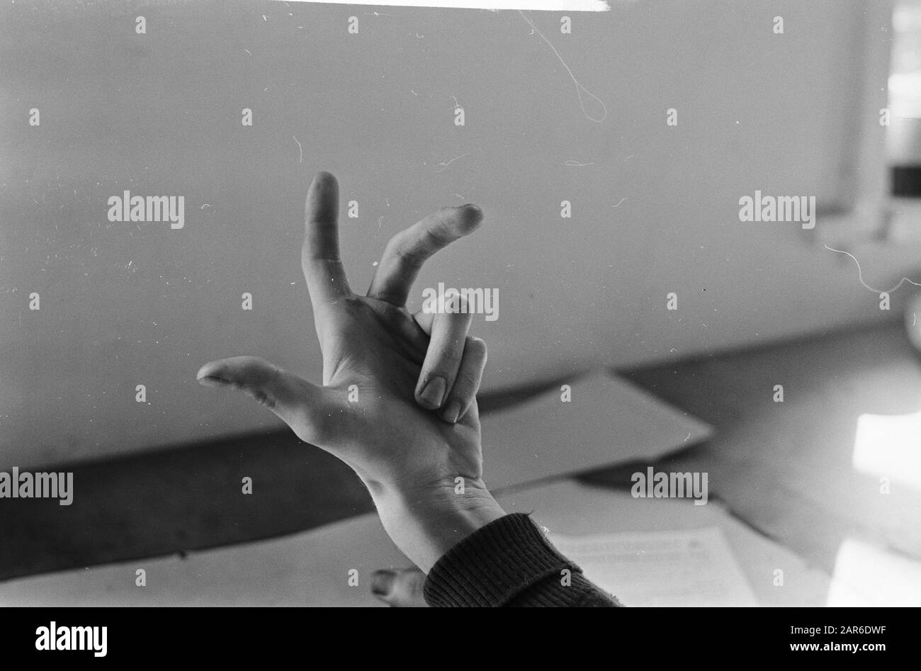 Man fills tax return note, 12, 13 fingers 14, 15 man peinst over banknote Date: 18 August 1965 Stock Photo