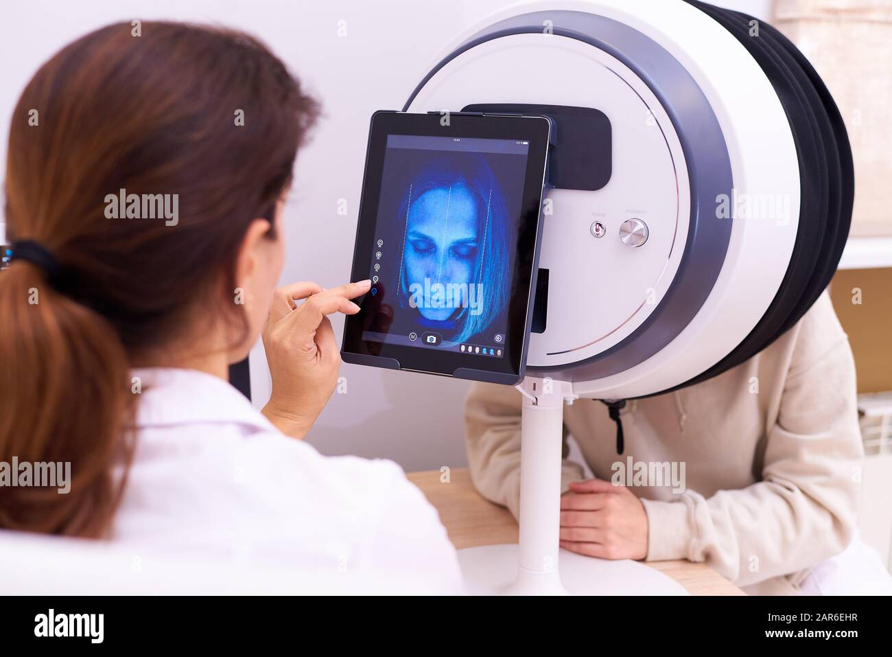 Equipment for the diagnosis of facial skin for dermatology and