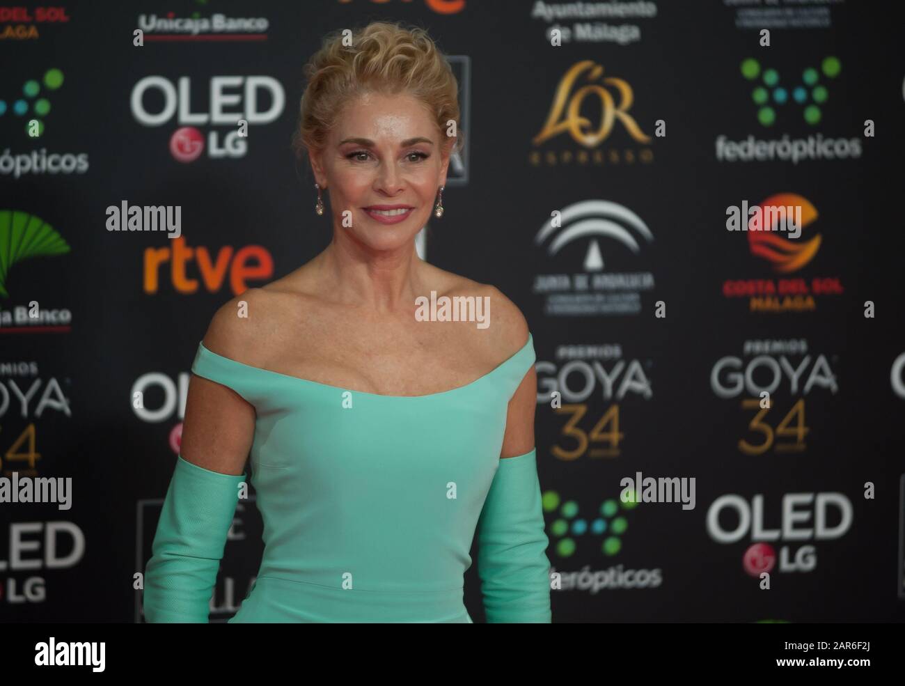 Erkak kokraklarini tishlaydi