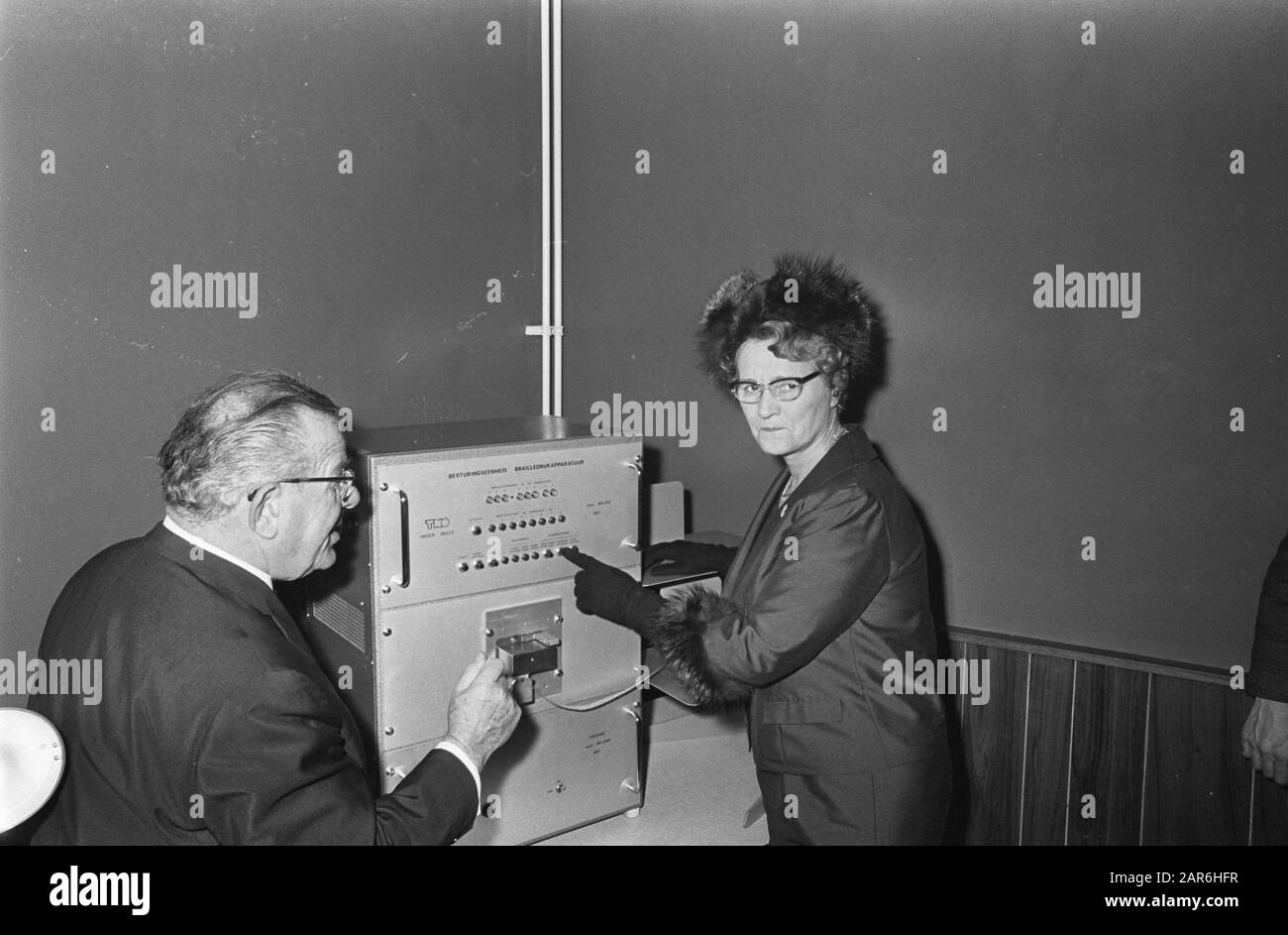 Minister Klompe braille printing machine in Dutch Blinden Library put into operation in The Hague. Links Mr. J. C. W. Ouderksenwijngaard/Date: 3 april 1968 Location: The Hague, Zuid-Holland Keywords: BLIND, libraries, machines, ministers Personal name: Klompé, Marga Stock Photo