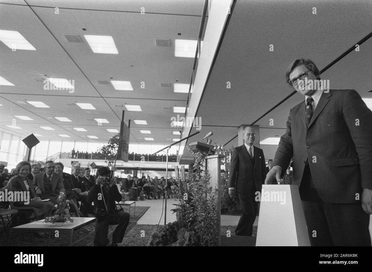 Minister Westerterp opens expansion Schiphol; opening act Westerterp