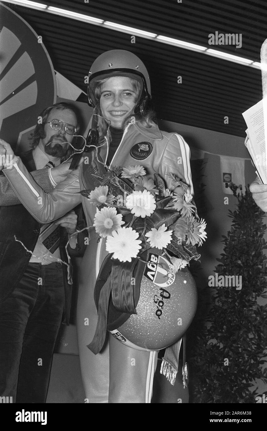 Miss Motor 74 election in RAI; Manja Vogelaar (Miss Motor 74) with golden helmet Date: March 22, 1974 Keywords: Elections, helmets Institution name: RAI Stock Photo