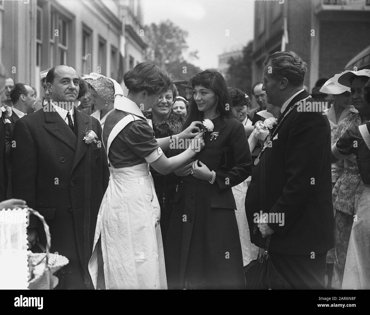 French chansonniere Juliette Greco in Arnhem regarding event Eutopia, right  mayor Matser Date: 15 June 1955 Location: Arnhem, Gelderland Keywords:  mayors, decorations, music, nurses, singers Personal name: Greco, Juliette,  Matser, Chr.G Stock