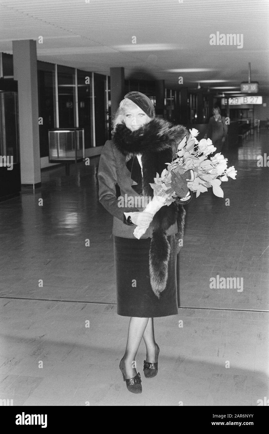 After 12 years not performing as a singer, German Hildegard Knef started a world tour last year Date: 9 January 1981 Location: Noord-Holland, Schiphol Keywords: FLOWERL, arrivals, singers Personal name: Knef, Hildegard Stock Photo