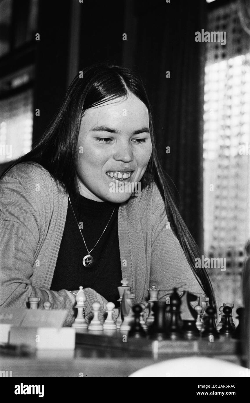 National chess championship in Mijdrecht; Dutch champion Erika Belle in action Date: May 22, 1981 Location: Mijdrecht Keywords: CHESKS Stock Photo