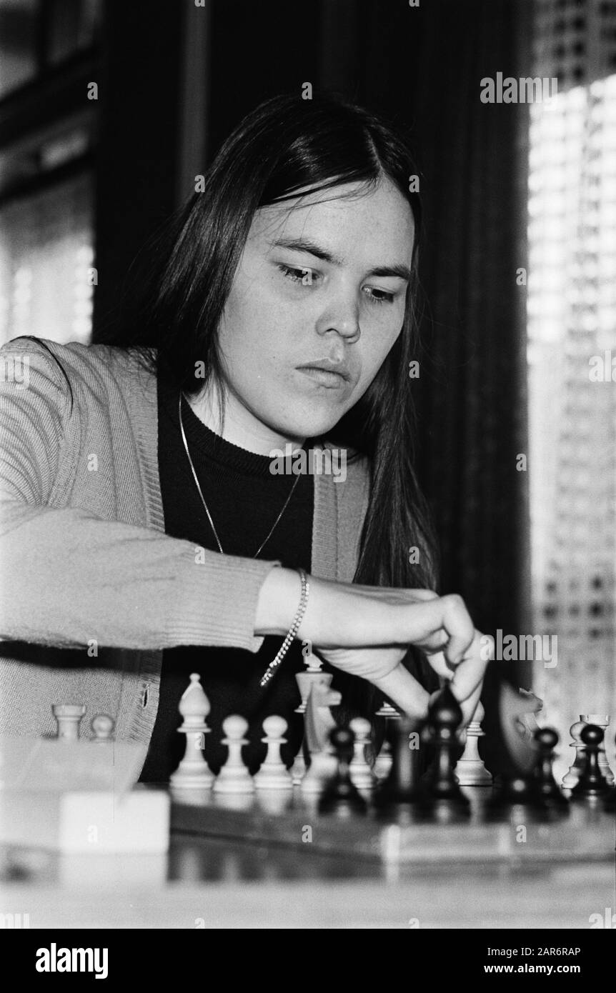 National chess championship in Mijdrecht; Dutch champion Erika Belle in action Date: May 22, 1981 Location: Mijdrecht Keywords: CHESKS Stock Photo