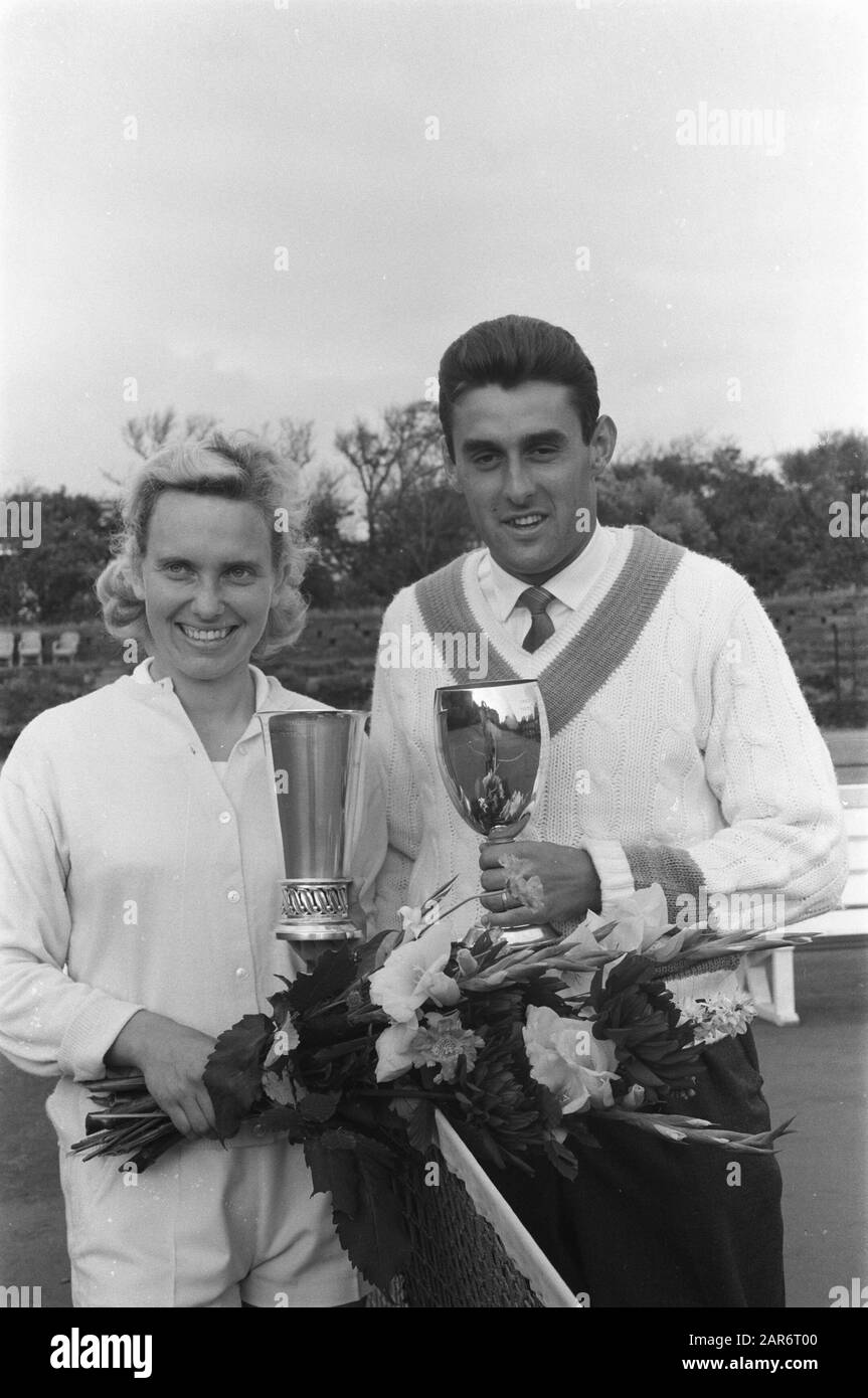 National Tennis Championships. Mrs Baars en Piet van Eysden Date: August 17, 1961 Keywords: Championships, tennis Personname: Eysden, Piet van Stock Photo