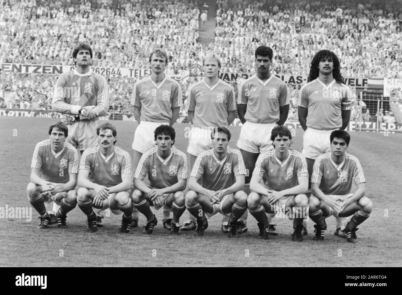 Netherlands versus Hungary 2-0; the Dutch team of Hiele, Van Tiggelen,  Koeman, Rijkaard, Gullit, sitting by A. Mühren, Wouters, Vanenburg, Van't  Ship, Van Basten, Silooy Datum : 29 april 1987 Location: Hungary,