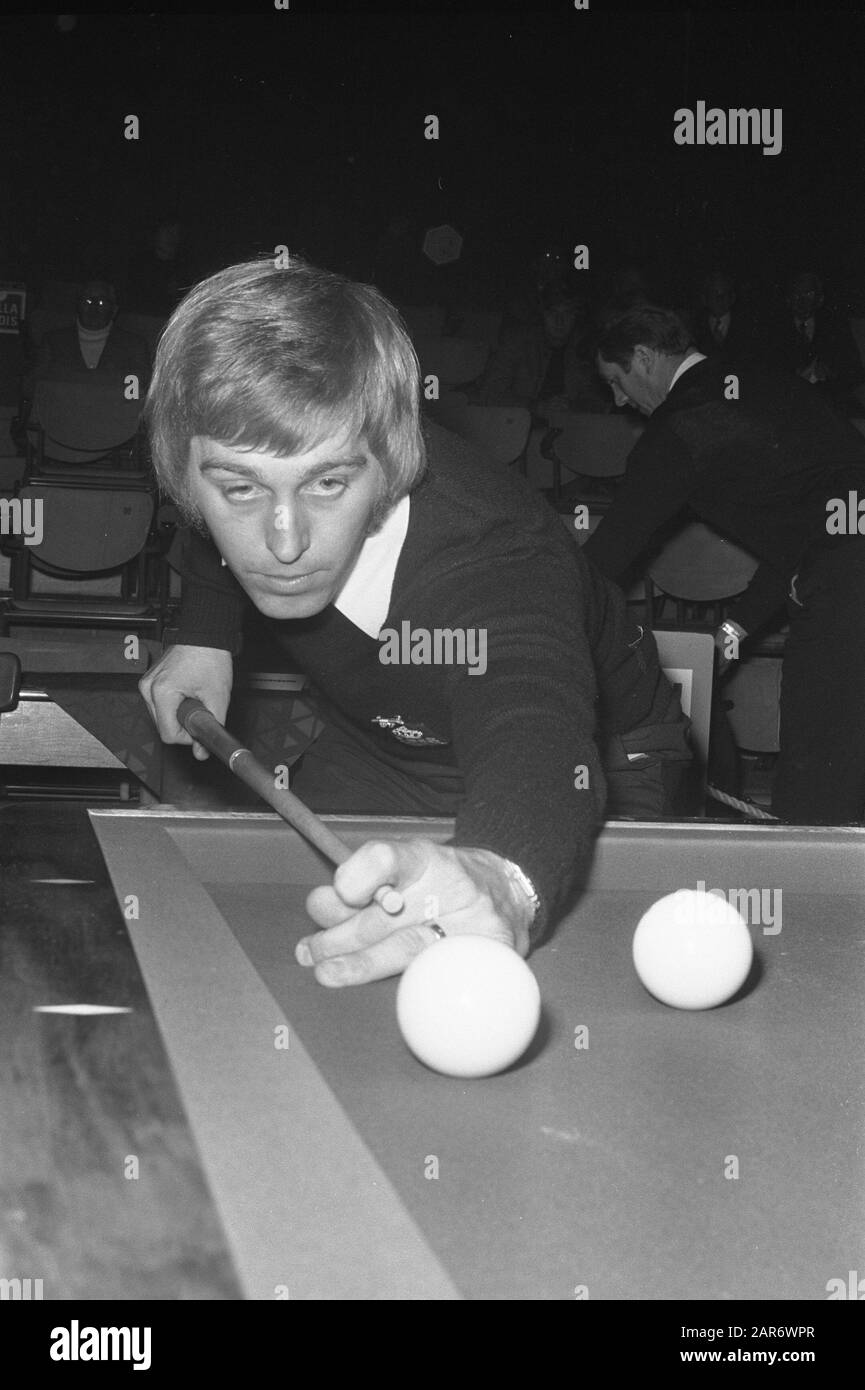 Dutch championships billiards triband in Heeswijk, number 13 champion Jan Doggen in action, number 11 Rini Van Bracht in action Date: 21 October 1972 Location: Heeswijk Keywords: BILJARTEN Personal name: TRIREBANDS, Jan Doggen Stock Photo