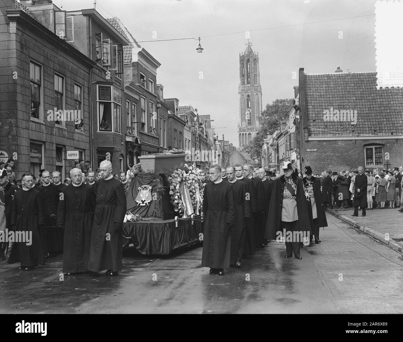 Funeral Cardinal De Jong Utrecht Date: September 13, 1955 Location: Utrecht Keywords: Utervaarten Personname: Young, Jan de, Jong, Johannes de Fotograaf: Bilsen, Joop van/Anefo Stock Photo