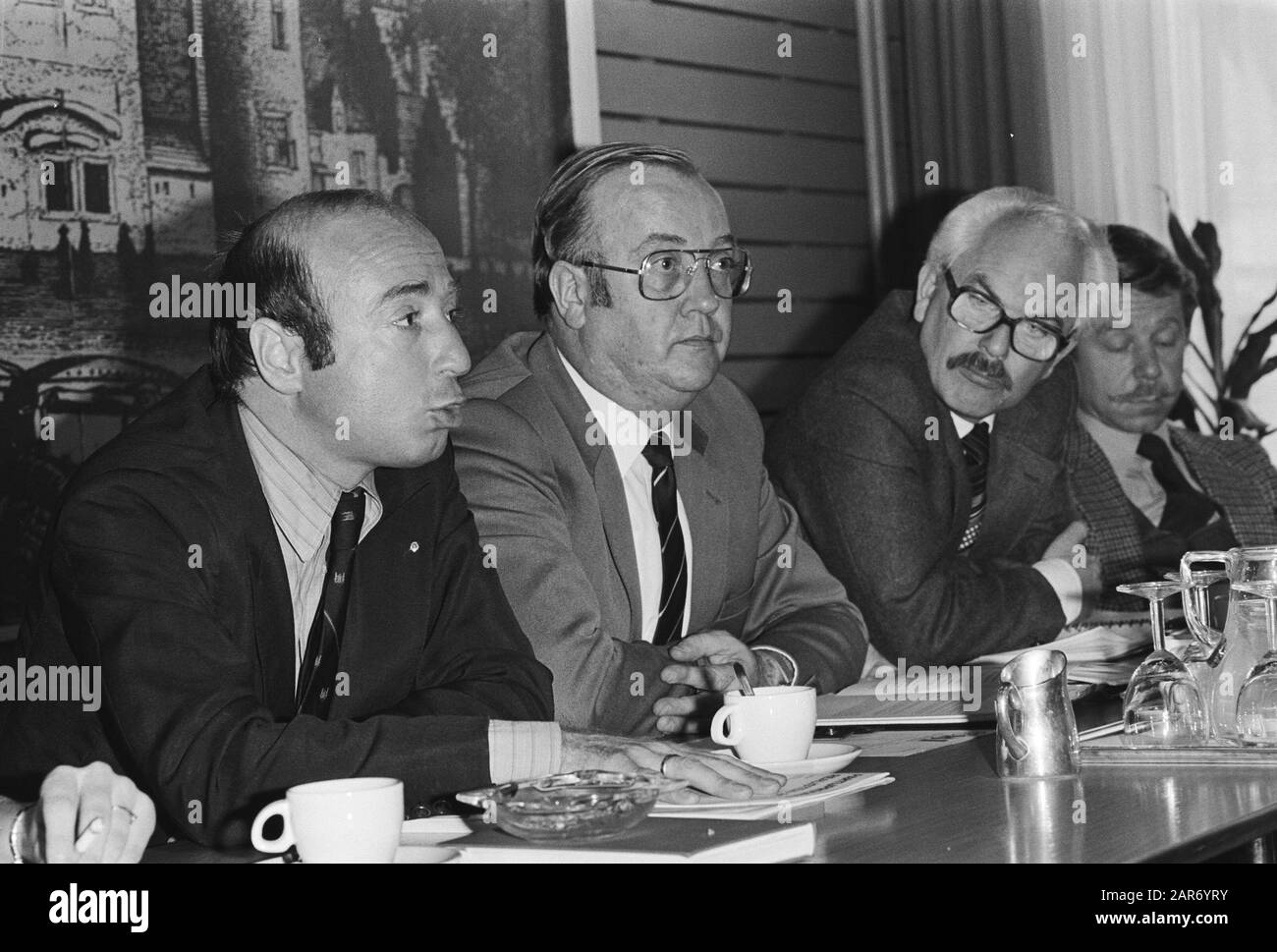New political party Realists 81 presented election program during press conference in Nieuwspoort Date: 19 March 1981 Keywords: press conferences Personal name: Hans Knoop, Quasten Stock Photo