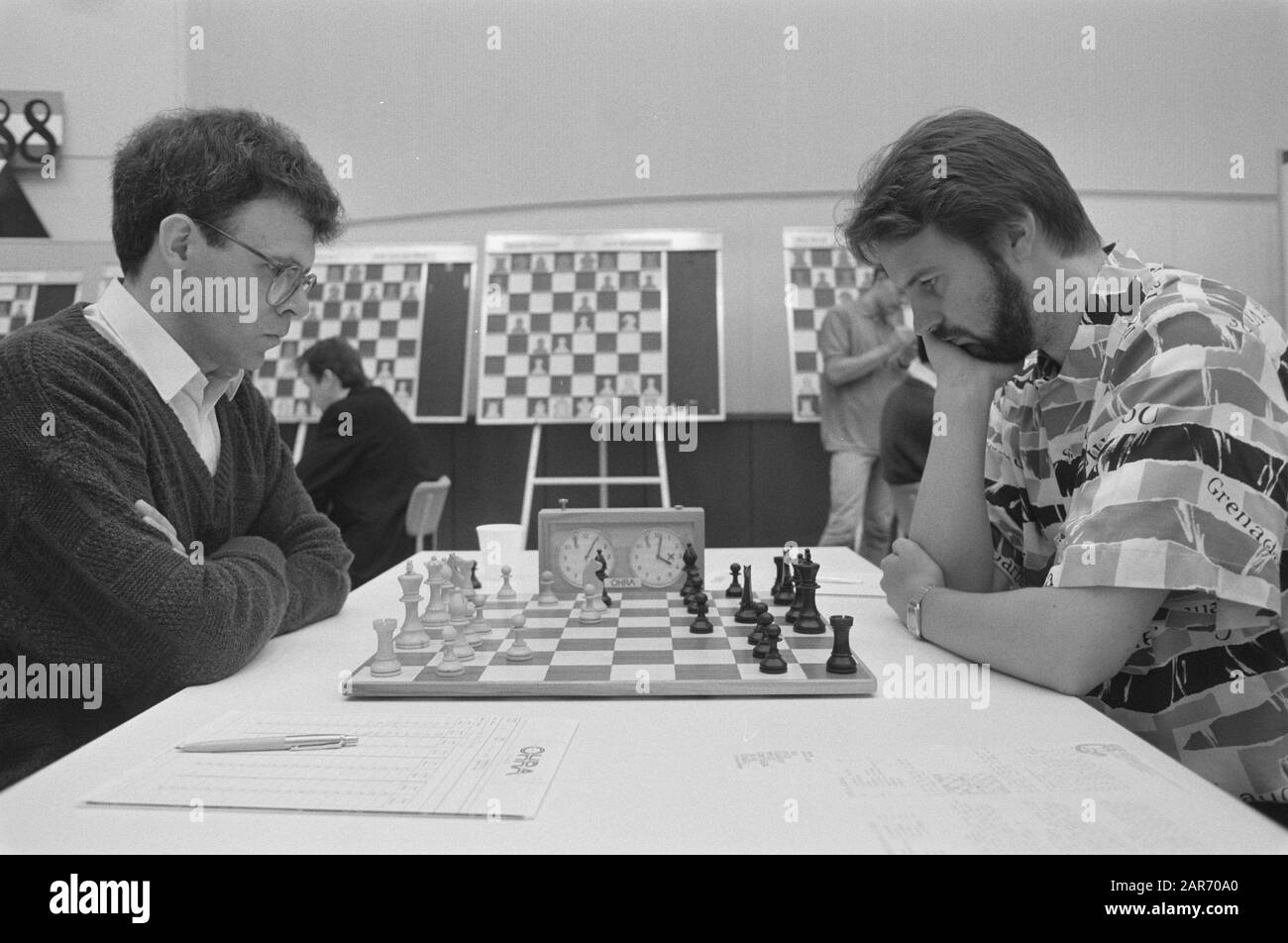Chess; John van Wiel (r), Van der Stars Date: June 20, 1988 Location: Hilversum Keywords: chess Personal name: John van der Wiel, Van der Stars Stock Photo -