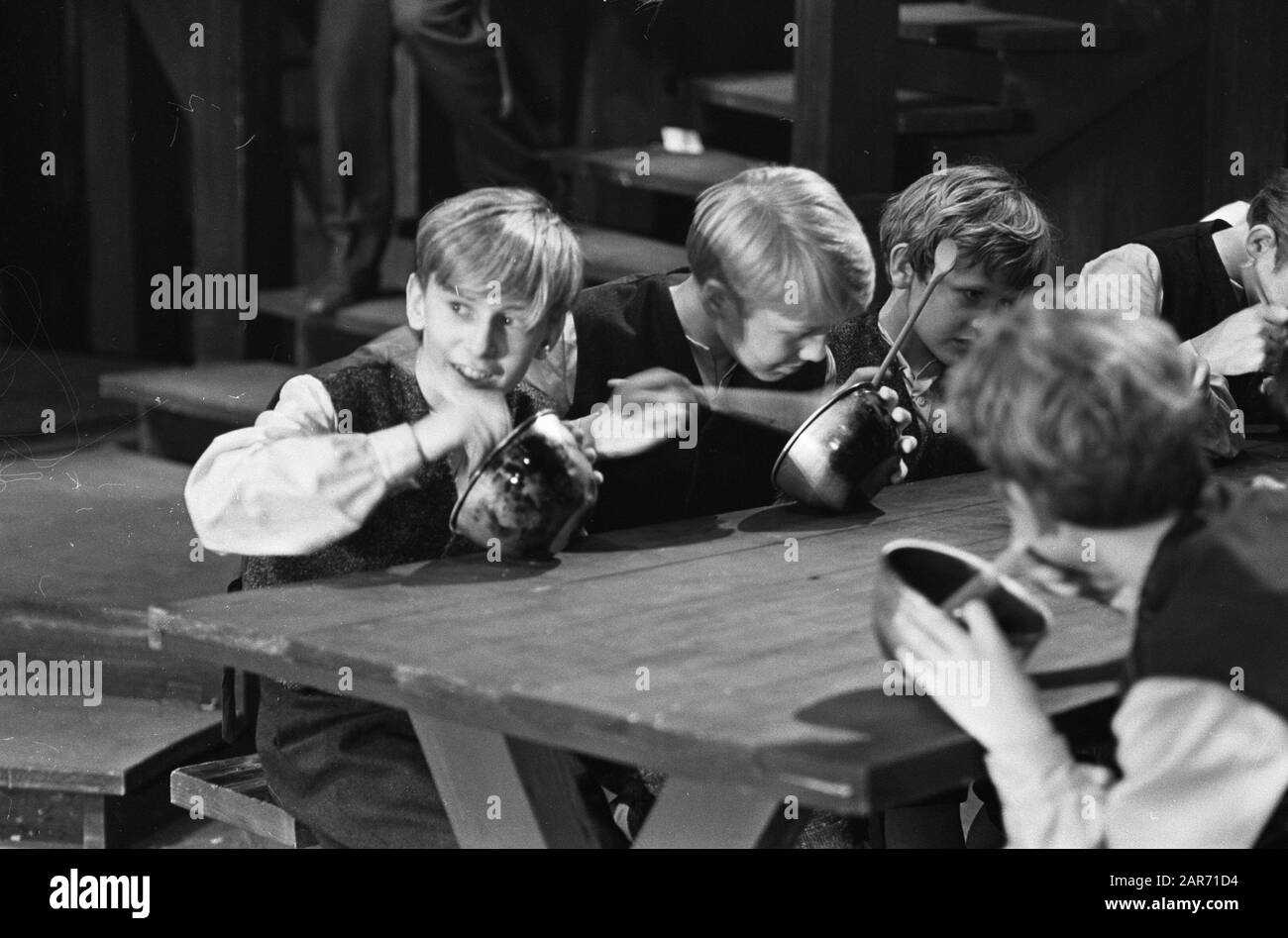 Oliver in the Netherlands during rehearsal Gerard Walters, Jan Nelissen and Peter Post, all as Oliver Date: September 30, 1963 Keywords: rehearsals Personal name: Oliver, Post, Peter Stock Photo