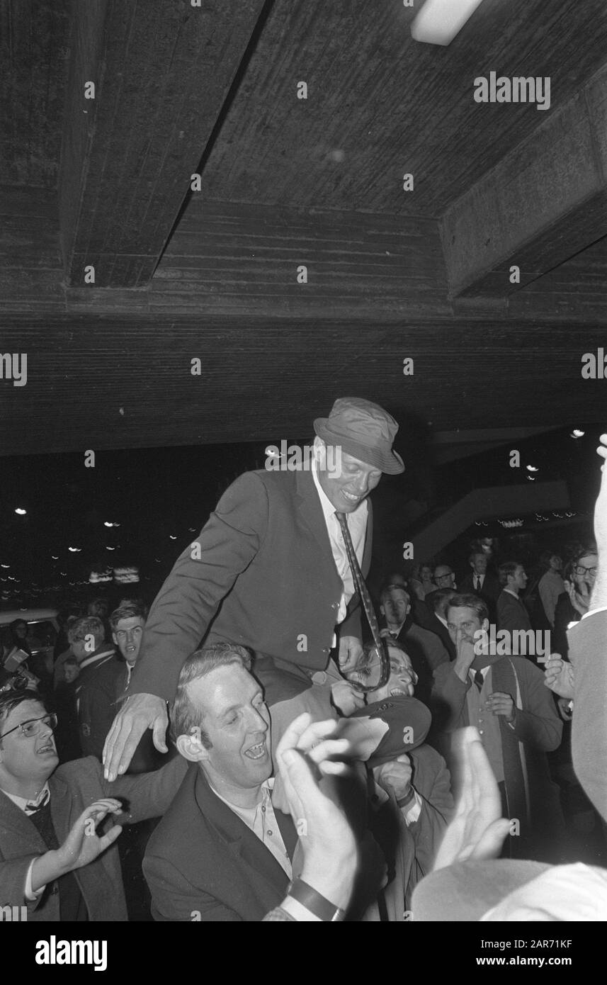 Olympic team back from Mexico, Jan Wienese Date October 30, 1968