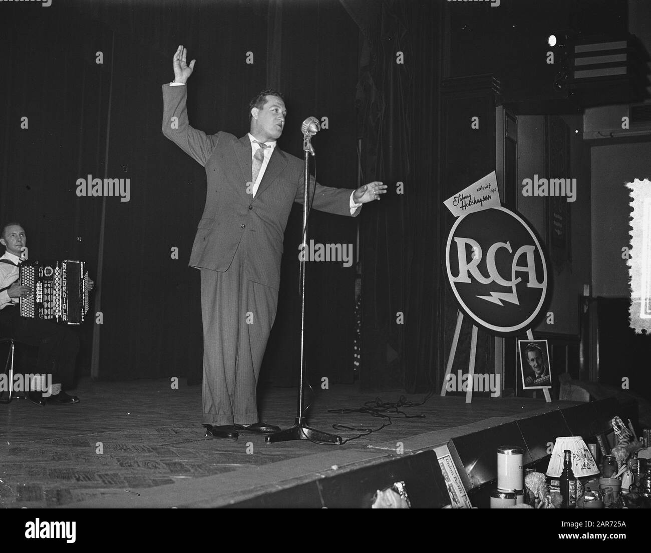 Reception Johnny Jordaan, organized by gramophone record store 'The  Draaitafel' of the Lindengracht in the context of the Jordaan Festival  Date: 15 September 1955 Location: Amsterdam Stock Photo - Alamy