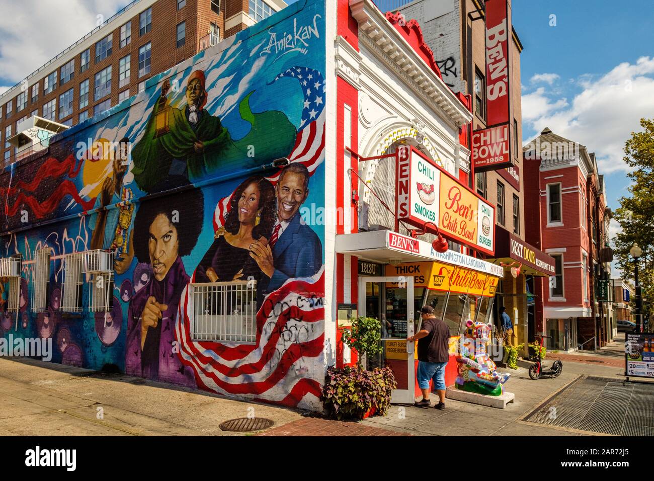 Eating chili dog dogs hires stock photography and images Alamy