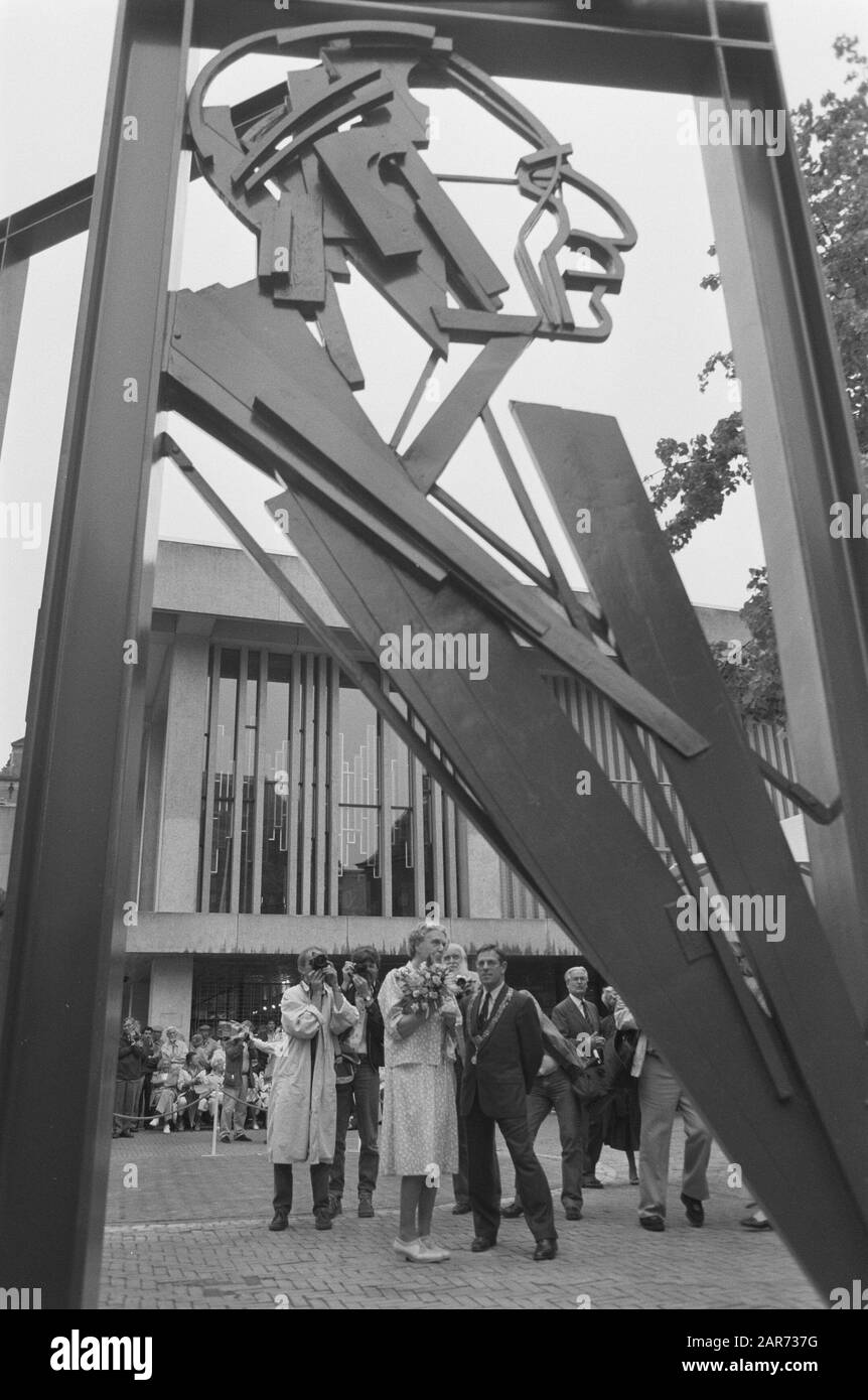 Unveiling in The Hague of the monument to Willem Drees by Mrs. C. Bouma-Drees Annotation: The monument is a design by Willem Claus Date: 5 july 1988 Location: The Hague, Zuid-Holland Keywords: revelations Personal name: Drees-Bouma, C. Stock Photo
